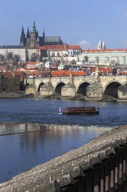 Lesser Town Nehri Vltava güneşli gün, Çek Cumhuriyeti yukarıda erken Bahar Prag Gotik Kalesi