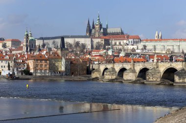 Lesser Town Nehri Vltava güneşli gün, Çek Cumhuriyeti yukarıda erken Bahar Prag Gotik Kalesi