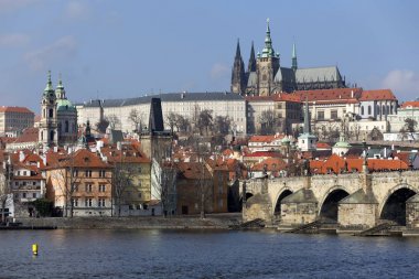Lesser Town Nehri Vltava güneşli gün, Çek Cumhuriyeti yukarıda erken Bahar Prag Gotik Kalesi
