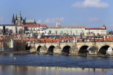 Lesser Town Nehri Vltava güneşli gün, Çek Cumhuriyeti yukarıda erken Bahar Prag Gotik Kalesi