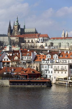 Lesser Town Nehri Vltava güneşli gün, Çek Cumhuriyeti yukarıda erken Bahar Prag Gotik Kalesi