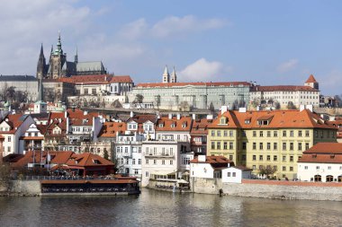 Lesser Town Nehri Vltava güneşli gün, Çek Cumhuriyeti yukarıda erken Bahar Prag Gotik Kalesi