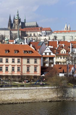 Lesser Town Nehri Vltava güneşli gün, Çek Cumhuriyeti yukarıda erken Bahar Prag Gotik Kalesi