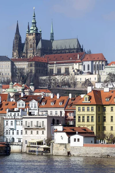 Primavera Temprana Castillo Gótico Praga Con Ciudad Menor Sobre Río —  Fotos de Stock