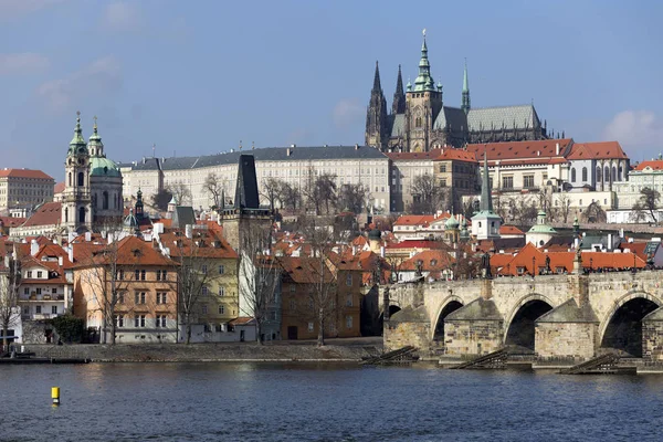 Lesser Town Nehri Vltava güneşli gün, Çek Cumhuriyeti yukarıda erken Bahar Prag Gotik Kalesi