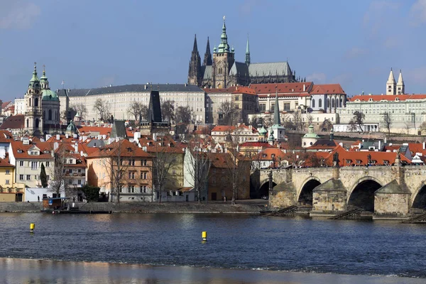 Début Printemps Château Gothique Prague Avec Petite Ville Dessus Rivière — Photo