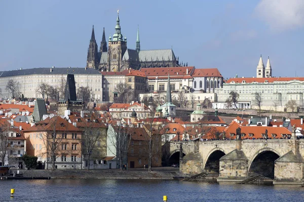 Primavera Temprana Castillo Gótico Praga Con Ciudad Menor Sobre Río — Foto de Stock