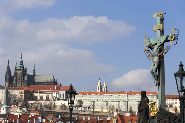 Início Primavera Castelo Gótico Praga Com Cidade Menor Acima Rio — Fotografia de Stock