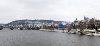 Snowy Prague City ile Gotik Castle, Çek Cumhuriyeti