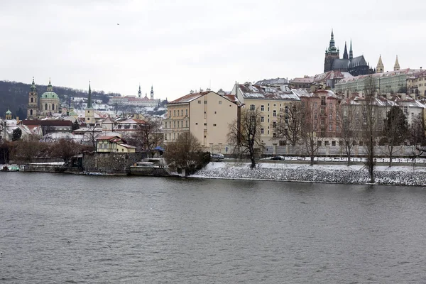 Снежный Город Готическим Замком Чехия — стоковое фото