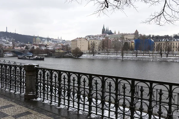 Snowy Prague City Med Gotiska Slott Tjeckien — Stockfoto