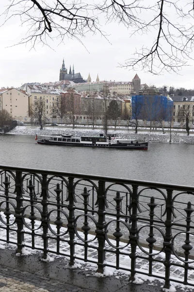 Città Praga Innevata Con Castello Gotico Repubblica Ceca — Foto Stock