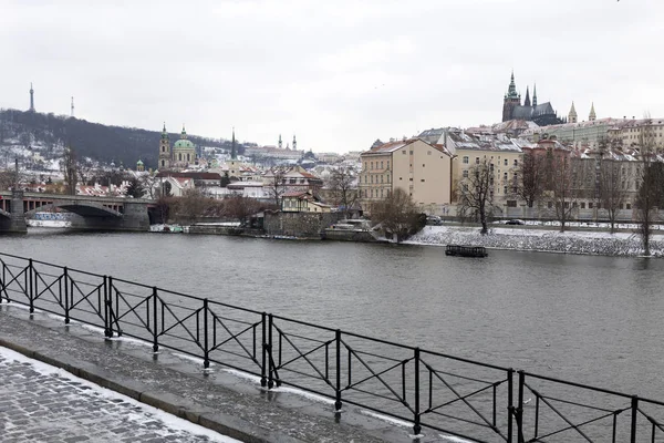 Verschneite Prager Stadt Mit Gotischer Burg Tschechische Republik — Stockfoto