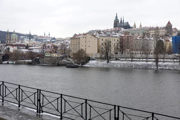 雪に覆われたプラハ市 チェコのゴシック様式城 — ストック写真