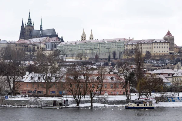 Snowy Prague City Med Gotiska Slott Tjeckien — Stockfoto