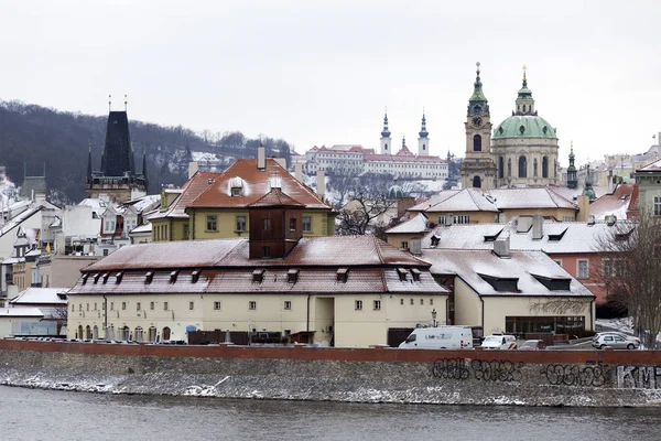 Snöiga Lillsidan Prag Med Nicholas Katedral Tjeckien — Stockfoto