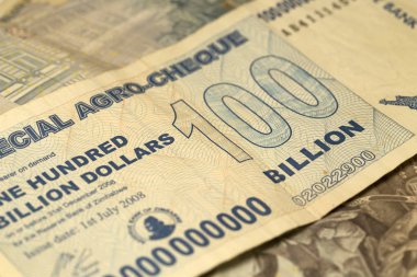 Benzersiz Zimbabve hiperenflasyon banknot bir yüz milyar dolar ayrıntılı, 2008