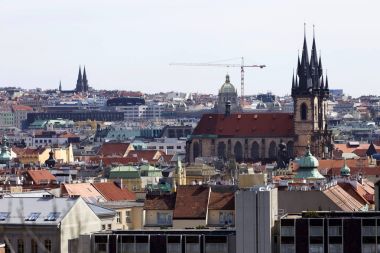 Bahar Prague City ile kuleleri ve köprüler güneşli gün, Çek Cumhuriyeti