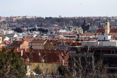 Bahar Prague City ile kuleleri ve köprüler güneşli gün, Çek Cumhuriyeti