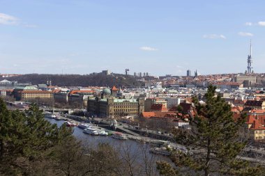 Bahar Prague City ile kuleleri ve köprüler güneşli gün, Çek Cumhuriyeti