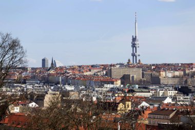 Bahar Prague City ile kuleleri ve köprüler güneşli gün, Çek Cumhuriyeti