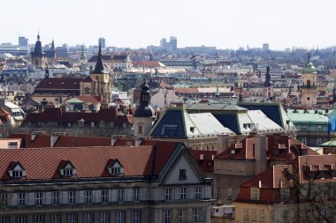 Bahar Prague City ile kuleleri ve köprüler güneşli gün, Çek Cumhuriyeti