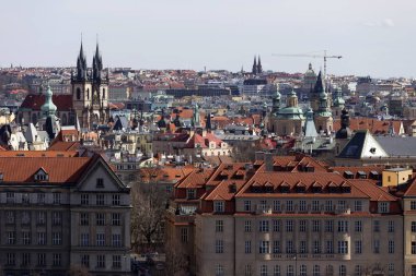 Bahar Prague City ile kuleleri ve köprüler güneşli gün, Çek Cumhuriyeti
