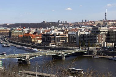 Bahar Prague City ile kuleleri ve köprüler güneşli gün, Çek Cumhuriyeti
