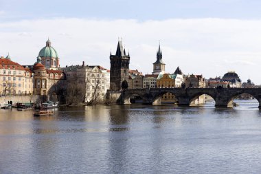Bahar Prague City ile kuleleri ve köprüler güneşli gün, Çek Cumhuriyeti