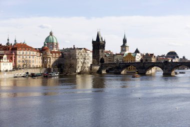 Bahar Prague City ile kuleleri ve köprüler güneşli gün, Çek Cumhuriyeti