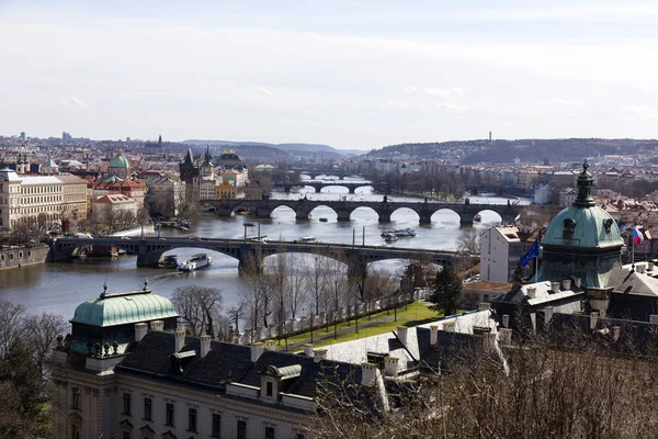 Wiosną Prague City Wież Mostów Słoneczny Dzień Republika Czeska — Zdjęcie stockowe