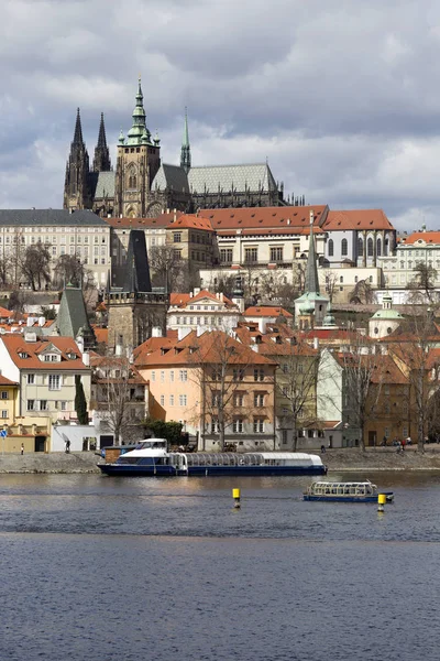 Näkymä Kevääseen Praha Kaupunki Joen Yläpuolella Vltava Tsekin Tasavalta — kuvapankkivalokuva