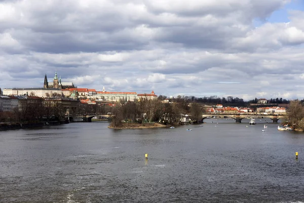 Widok Wiosnę Praga Miasto Nad Rzeką Wełtawą Republika Czeska — Zdjęcie stockowe