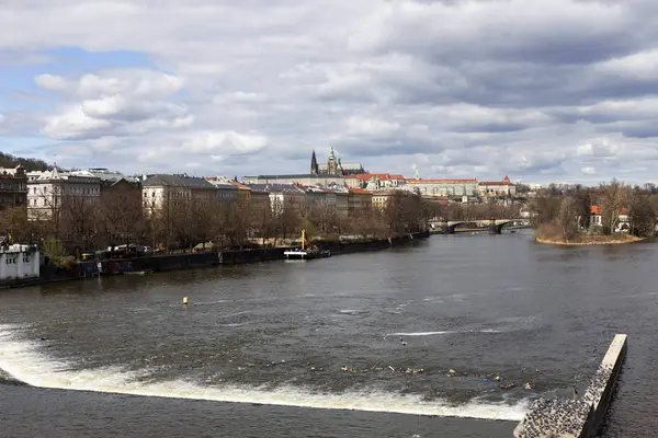 Widok Wiosnę Praga Miasto Nad Rzeką Wełtawą Republika Czeska — Zdjęcie stockowe