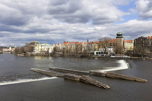 Widok Wiosnę Praga Miasto Nad Rzeką Wełtawą Republika Czeska — Zdjęcie stockowe