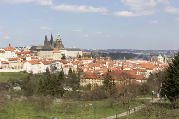 Blick Auf Die Frühlingsstadt Prag Über Der Moldau Tschechische Republik — Stockfoto