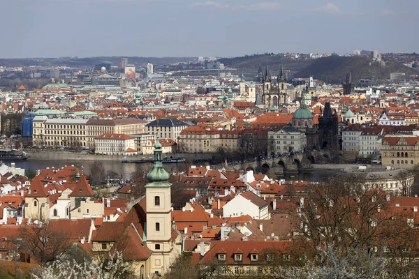 Visa Våren Prague Staden Ovanför Floden Moldau Tjeckien — Stockfoto