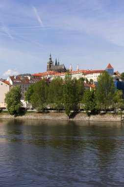 Bahar Prague City ile Gotik Kalesi ve yeşil doğa ve çiçekli ağaçlar, Çek Cumhuriyeti