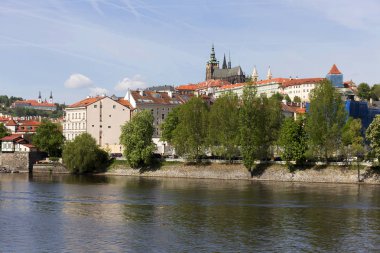 Bahar Prague City ile Gotik Kalesi ve yeşil doğa ve çiçekli ağaçlar, Çek Cumhuriyeti