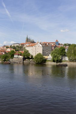 Bahar Prague City ile Gotik Kalesi ve yeşil doğa ve çiçekli ağaçlar, Çek Cumhuriyeti