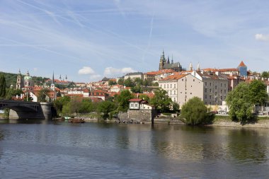Bahar Prague City ile Gotik Kalesi ve yeşil doğa ve çiçekli ağaçlar, Çek Cumhuriyeti