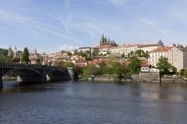 Bahar Prague City ile Gotik Kalesi ve yeşil doğa ve çiçekli ağaçlar, Çek Cumhuriyeti