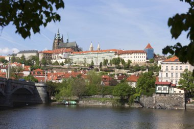 Bahar Prague City ile Gotik Kalesi ve yeşil doğa ve çiçekli ağaçlar, Çek Cumhuriyeti