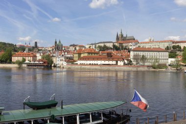 Bahar Prague City ile Gotik Kalesi ve yeşil doğa ve çiçekli ağaçlar, Çek Cumhuriyeti