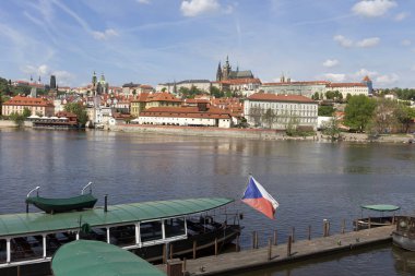 Bahar Prague City ile Gotik Kalesi ve yeşil doğa ve çiçekli ağaçlar, Çek Cumhuriyeti