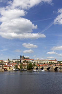 Bahar Prague City ile Gotik Kalesi ve yeşil doğa ve çiçekli ağaçlar, Çek Cumhuriyeti