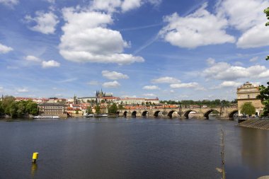 Bahar Prague City ile Gotik Kalesi ve yeşil doğa ve çiçekli ağaçlar, Çek Cumhuriyeti