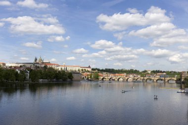Bahar Prague City ile Gotik Kalesi ve yeşil doğa ve çiçekli ağaçlar, Çek Cumhuriyeti