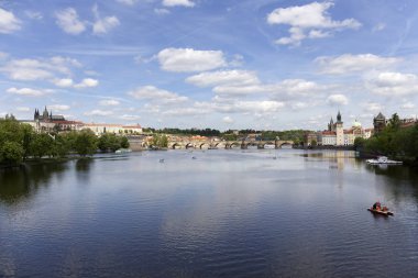 Bahar Prague City ile Gotik Kalesi ve yeşil doğa ve çiçekli ağaçlar, Çek Cumhuriyeti
