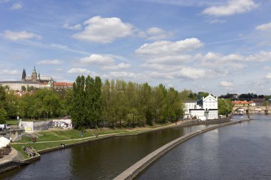 Bahar Prague City ile Gotik Kalesi ve yeşil doğa ve çiçekli ağaçlar, Çek Cumhuriyeti